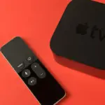 Boîtier Apple TV et sa télécommande pour regarder l'IPTV